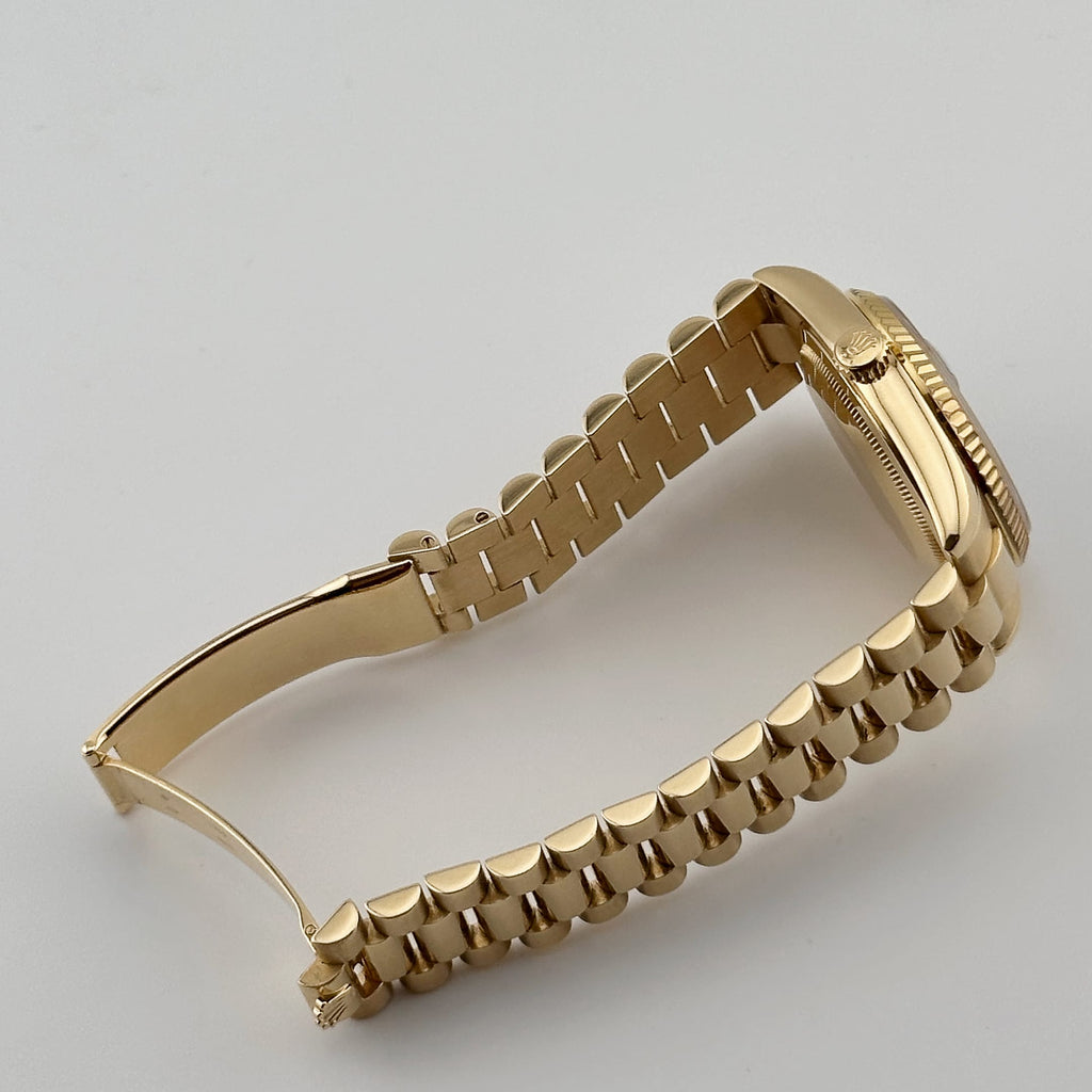 Umbraux Date 5105 36mm Yellow Gold Black