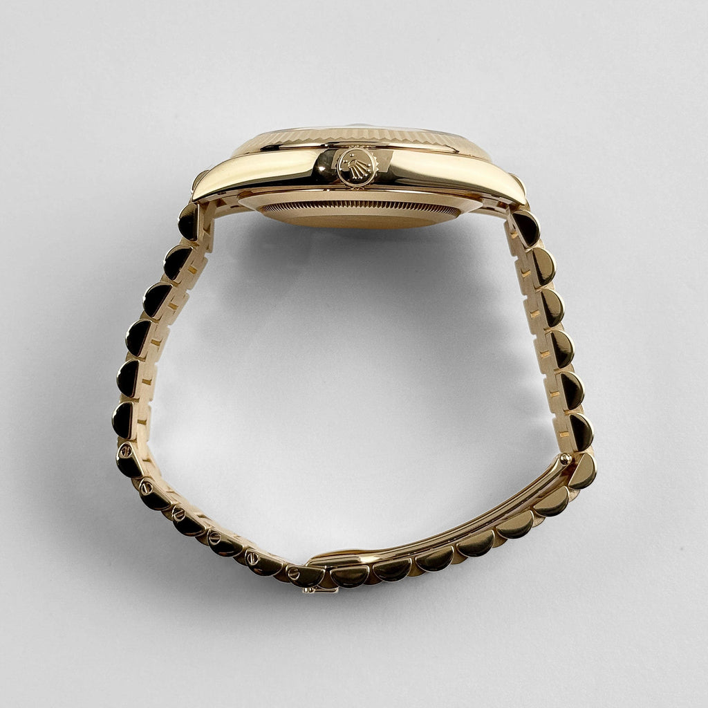 Umbraux Date 5105 40mm Yellow Gold Silver